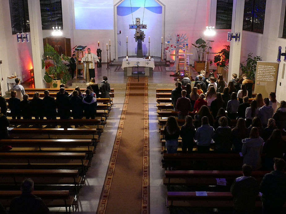 Firmvorbereitung mit Tauferinnerungsgottesdienst in St. Maria, Wolfhagen (Foto: Karl-Franz Thiede)